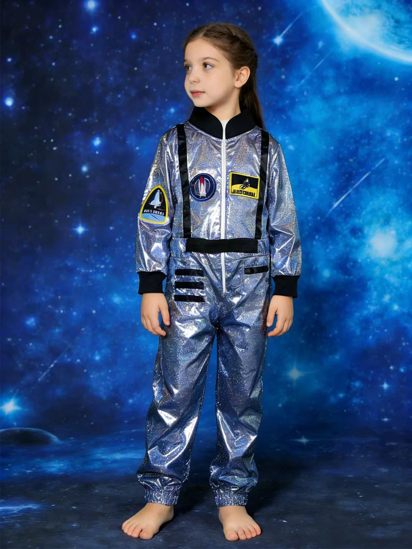 

Декоративный комбинезон для девочек с лазерным радужным синим принтом космонавта, украшенный символами космической культуры, с контрастным дизайном в стиле "хардкор × мягкий милый стиль" на синем фоне, подходит для праздничного костюма на Хэллоуин для дев