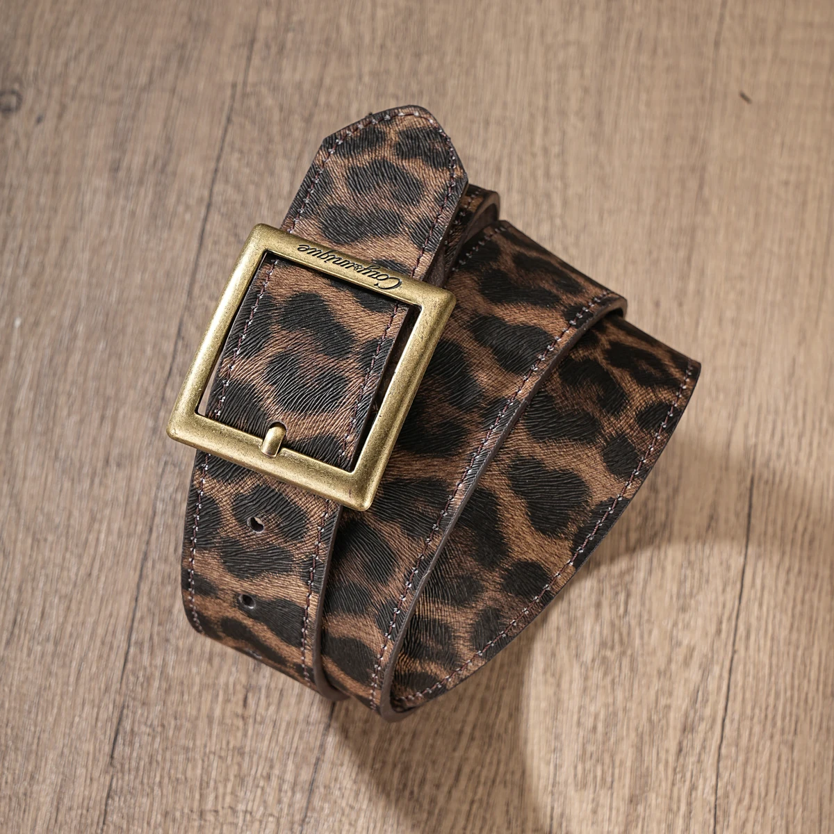 A leopard-print belt, available for both men and women. It features a unique design, a retro style, and is of western style