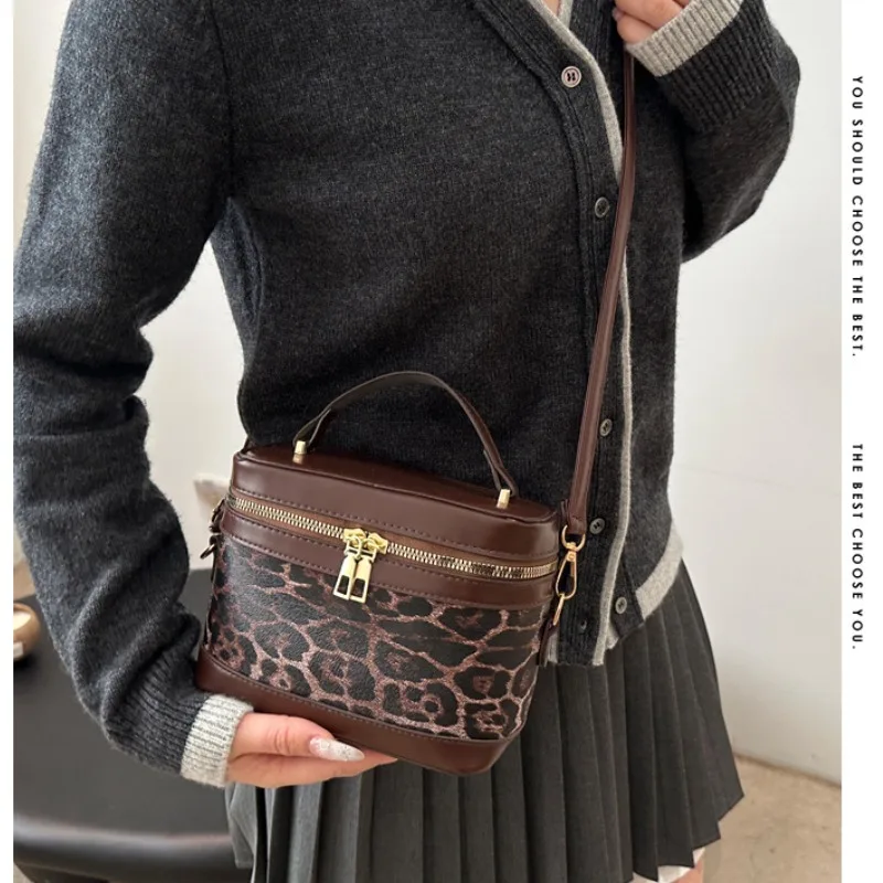 Spring New Personalized Trend Shoulder Messenger Bag Contrasting Splicing Cylinder Bag Trendy Fashion Leopard Print Handbag