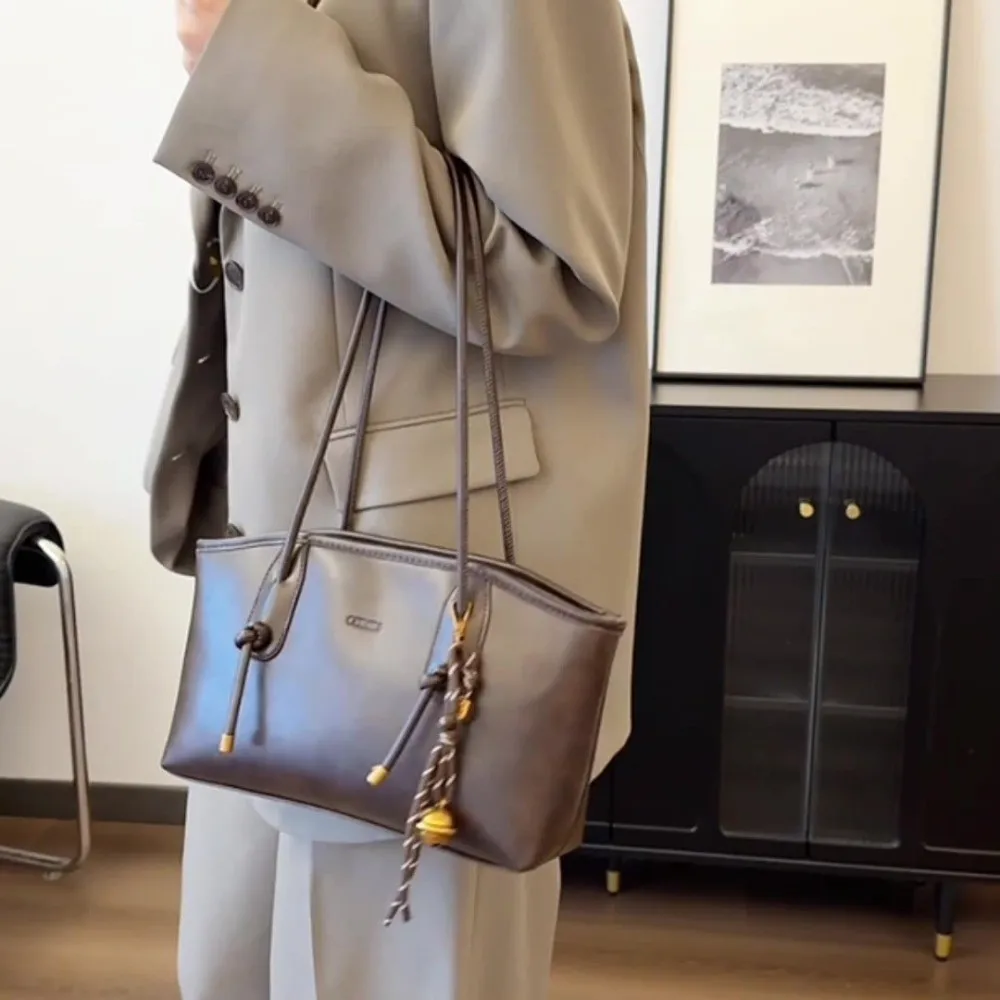 

with Pendants PU Leather Shoulder Bag Large Capacity Hobo Bag Retro PU Underarm Bag French Style Leisure Fashion Tote Bag