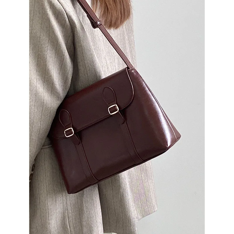 Korean Fashion Niche Design New Lady Crossbody Bag Retro Wine Red HK Style Messenger Bag High-Grade Large Capacity Shoulder Pack