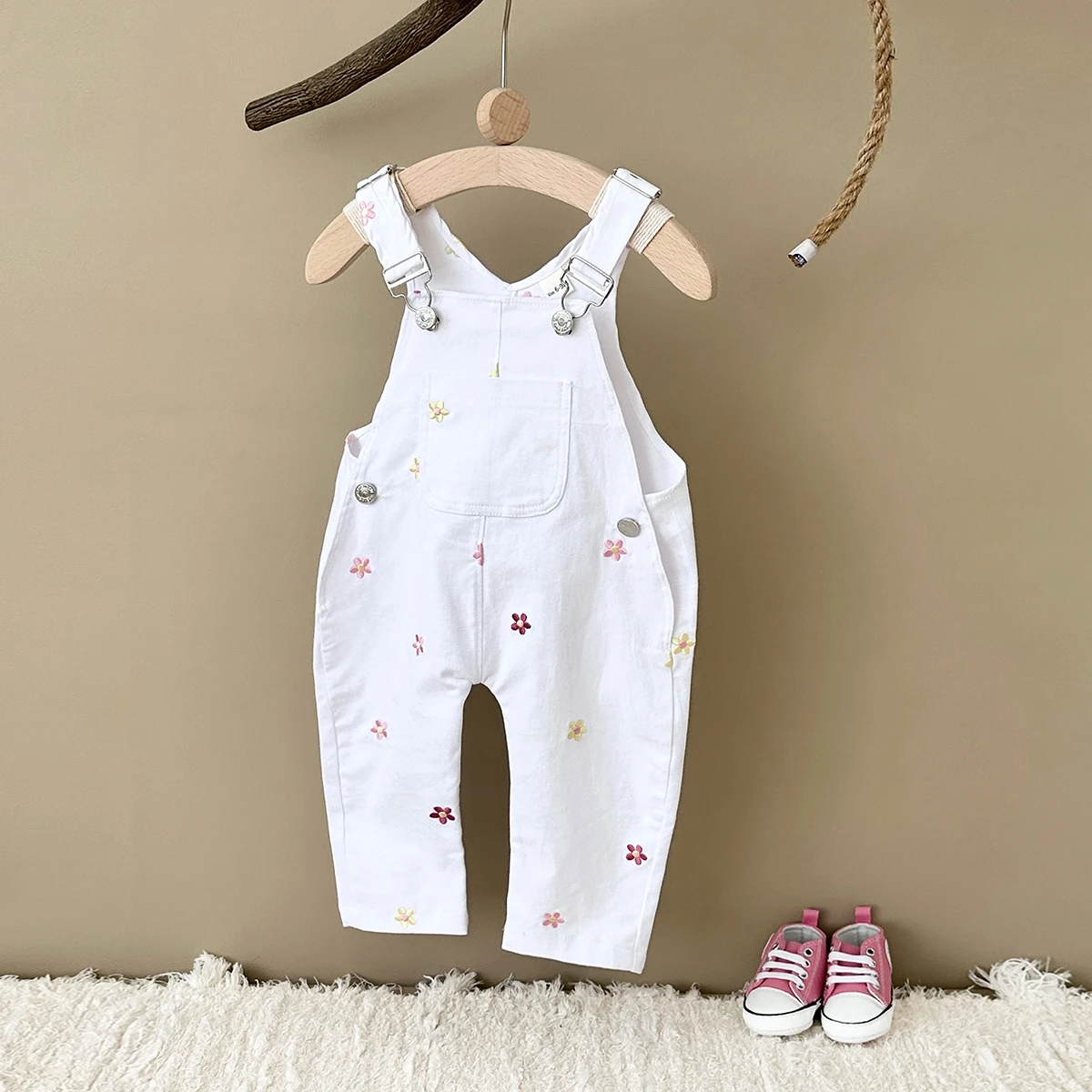 2024 New Autumn Baby Strap Pants Toddler Girls Loose Fit Pink Flower Embroidery Rompers Infant Girls Outwear Denim Trousers