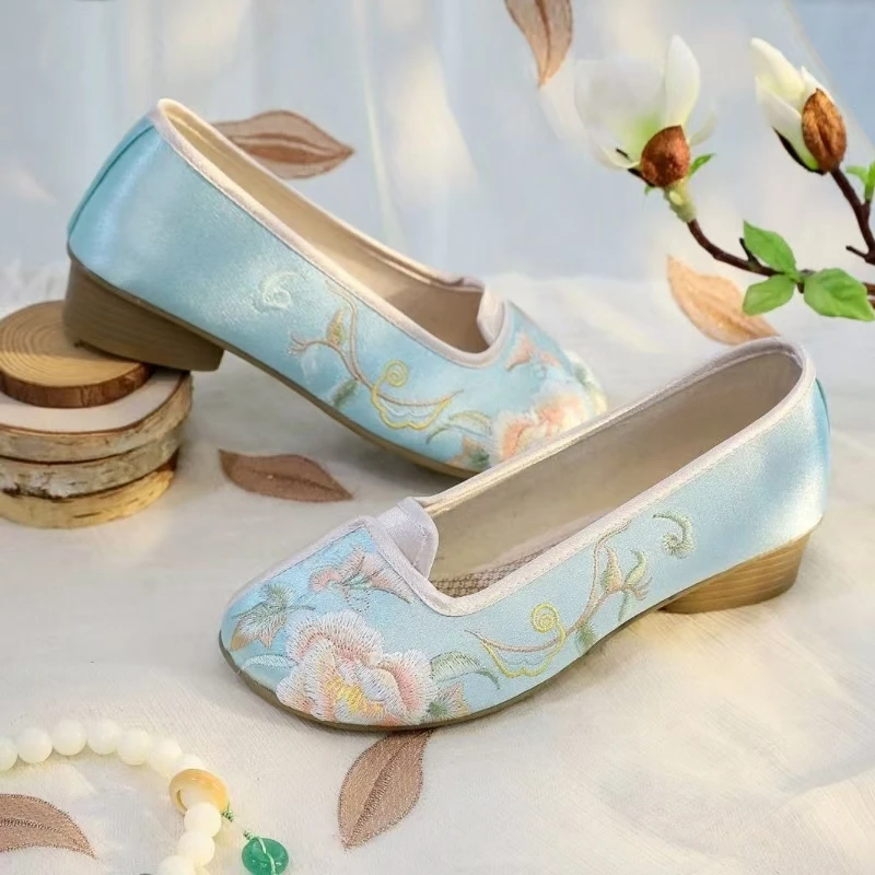 

Women's New Ethnic Style Low Heel Silk Embroidered Shoes Soft Sole Round Toe Slip On Lightweigh Cheongsam Shoes Hanfu Shoes