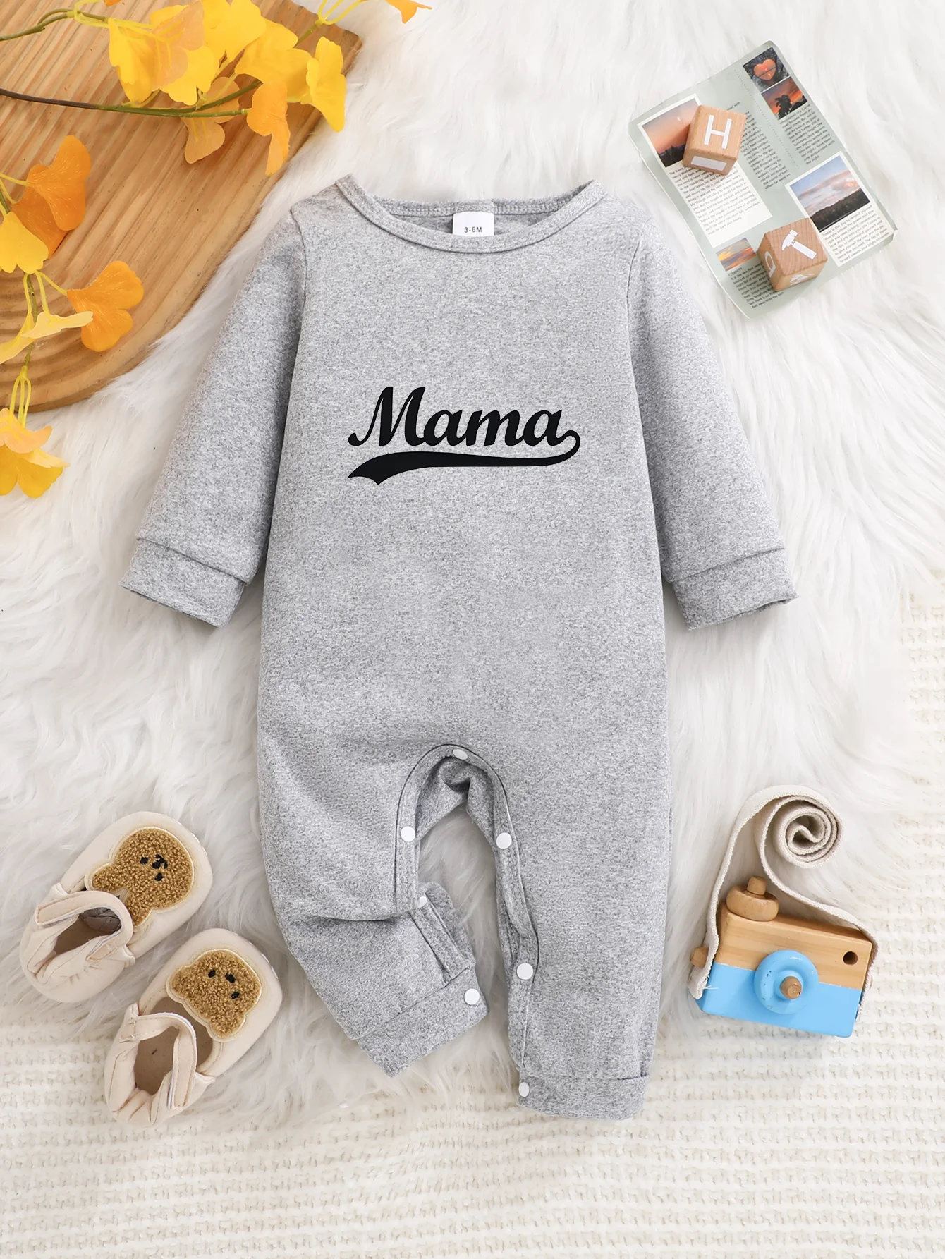 Letter print baby onesie, long sleeve with convenient buttons