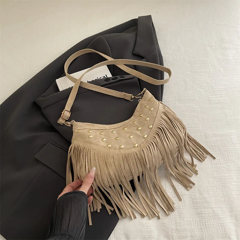 Retro Wildleder-Fransen-Schultertasche mit Metallnieten, Halbmond-Unterarmtasche, Vintage-Tageslook für Konzerte – Detail 11