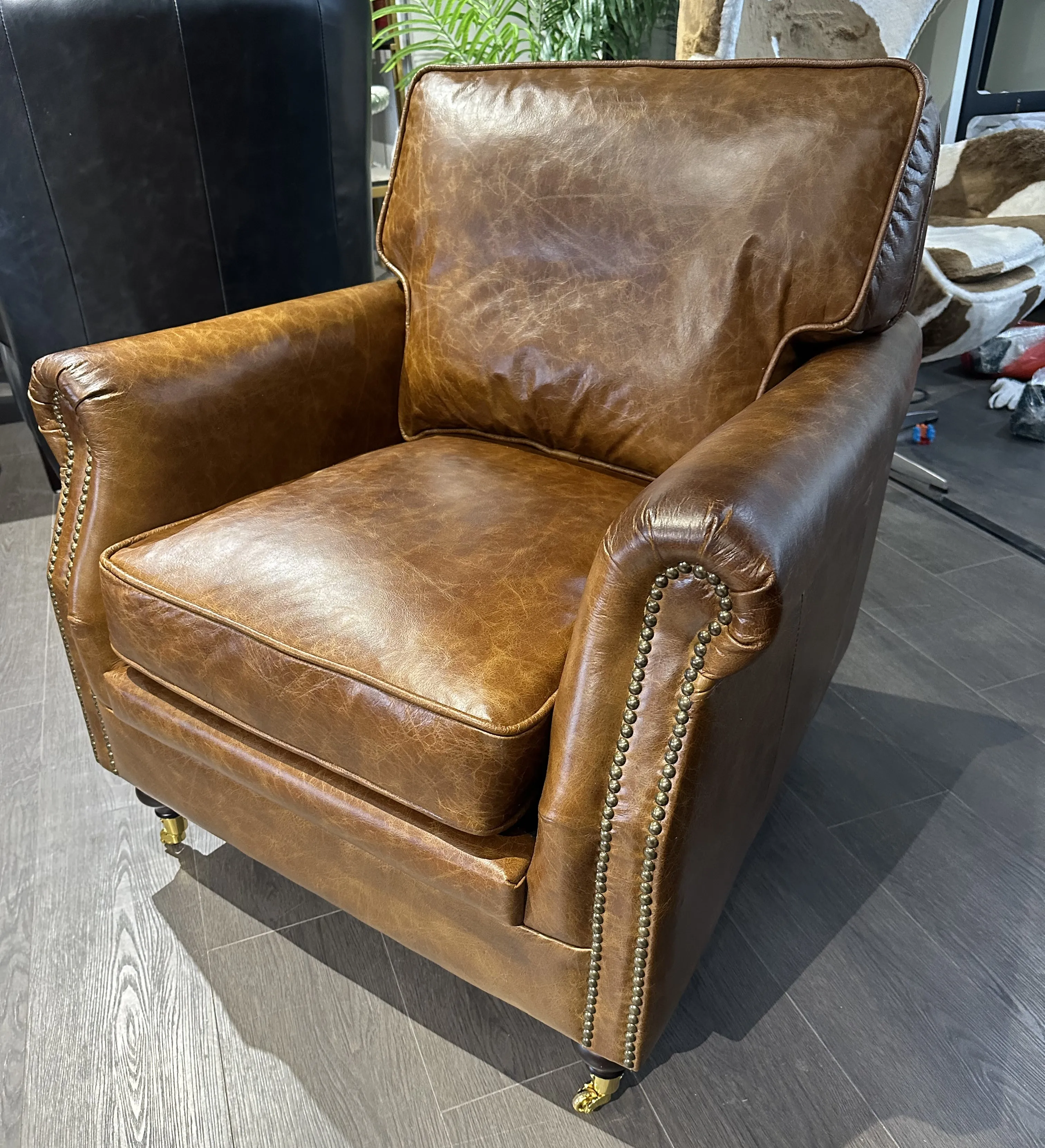 

Retro industrial style durable casual armchair made of retro leather, suitable for living room