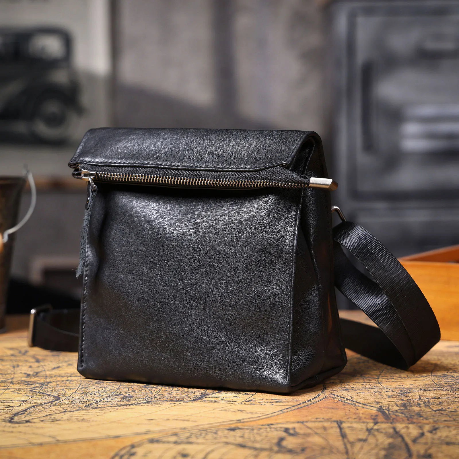 Echte Leder-Umhängetasche für Herren, Modische Brusttasche aus Rindsleder, Pflanzlich gegerbtes Leder, Unisex – Detail 9