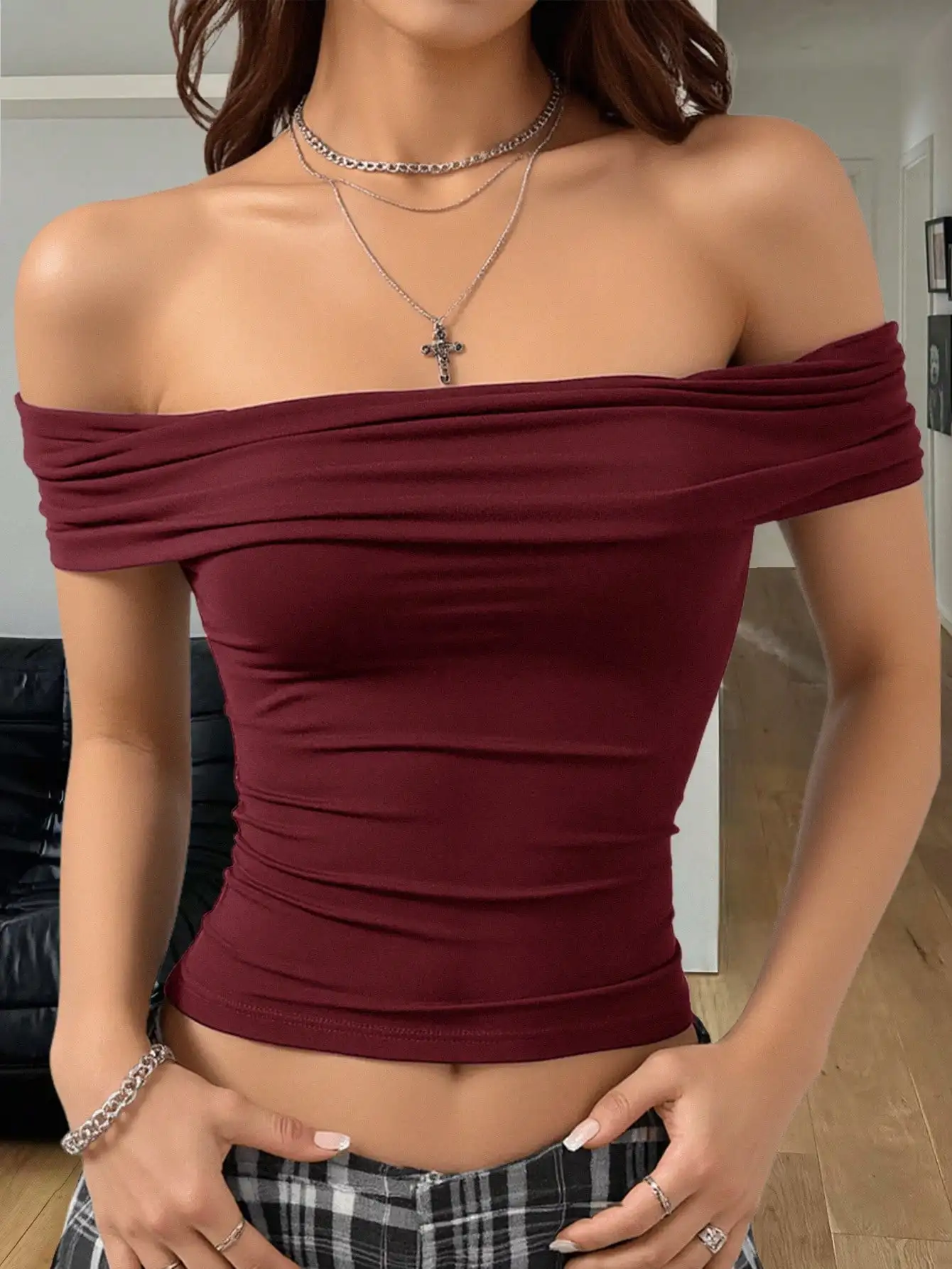 

Женский укороченный топ с открытыми плечами и драпировкой - бордовая эластичная облегающая футболка для фестивалей и вечеринок