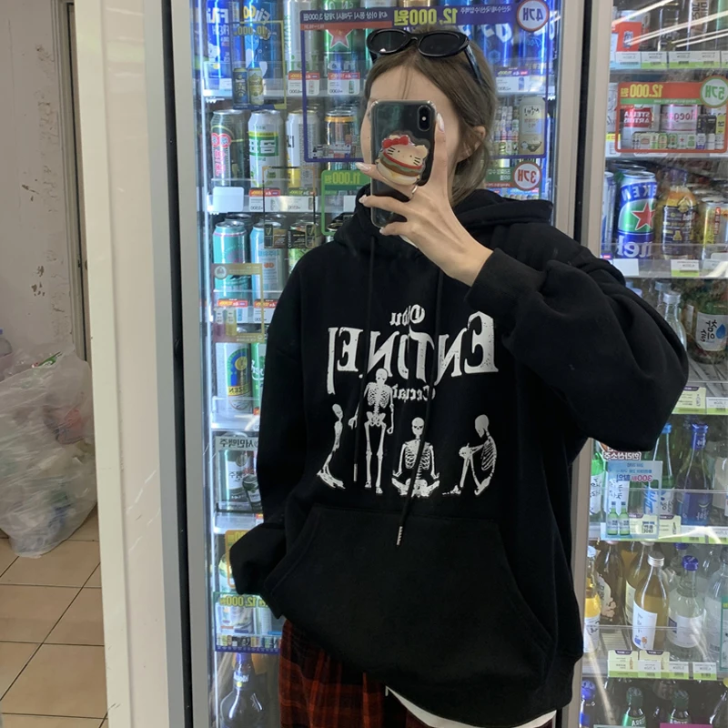 الأمريكية الرجعية رسالة الجمجمة طباعة مقنعين المرأة البلوز الشتاء المخملية فضفاضة موضة الهيب هوب المعتاد البلوز البلوز