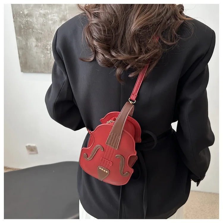Neuartige Geigenförmige Umhängetasche in Rotem Kunstleder mit Einzigartigem Musik-Inspiriertem Schulterriemen für Modische Vielseitige Rucksäcke – Detail 17