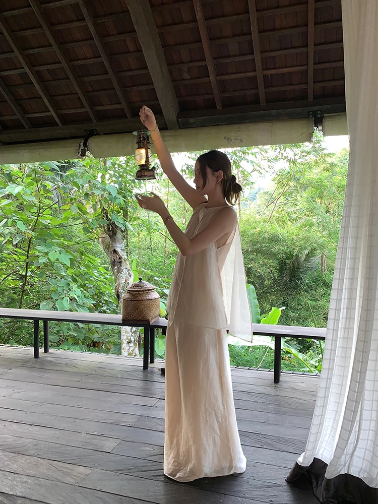 

Эфирный комплект из шелка и конопли Uluwatu: модный женский костюм из двух предметов — длинная юбка и топ в холодных тонах с асимметричным кроем