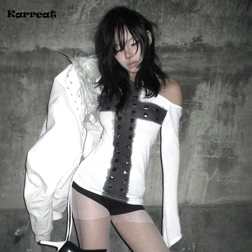 Imagen 1 del producto Camiseta Karrcat Trashy Y2k con Estampado de Cruz Metálica, Estética Grunge, Hombros Descubiertos, Estilo Vintage Años 2000, Ropa Urbana Gótica, Retro Americano
