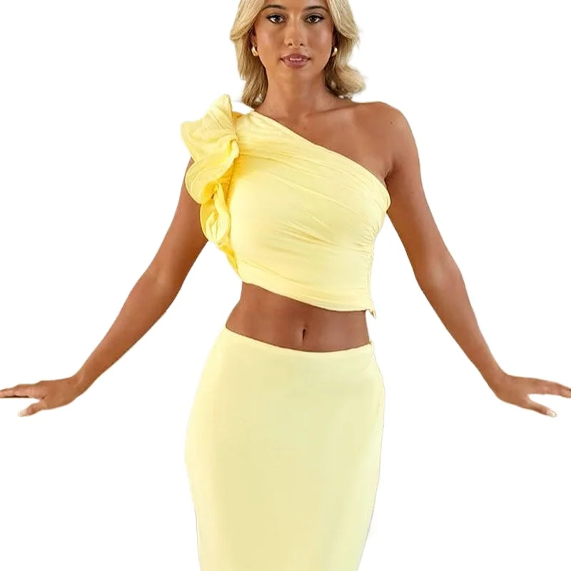 

Комплект из двух предметов: укороченный топ с асимметричным подолом и длинная юбка с высокой талией, украшенная рюшами, для повседневной носки