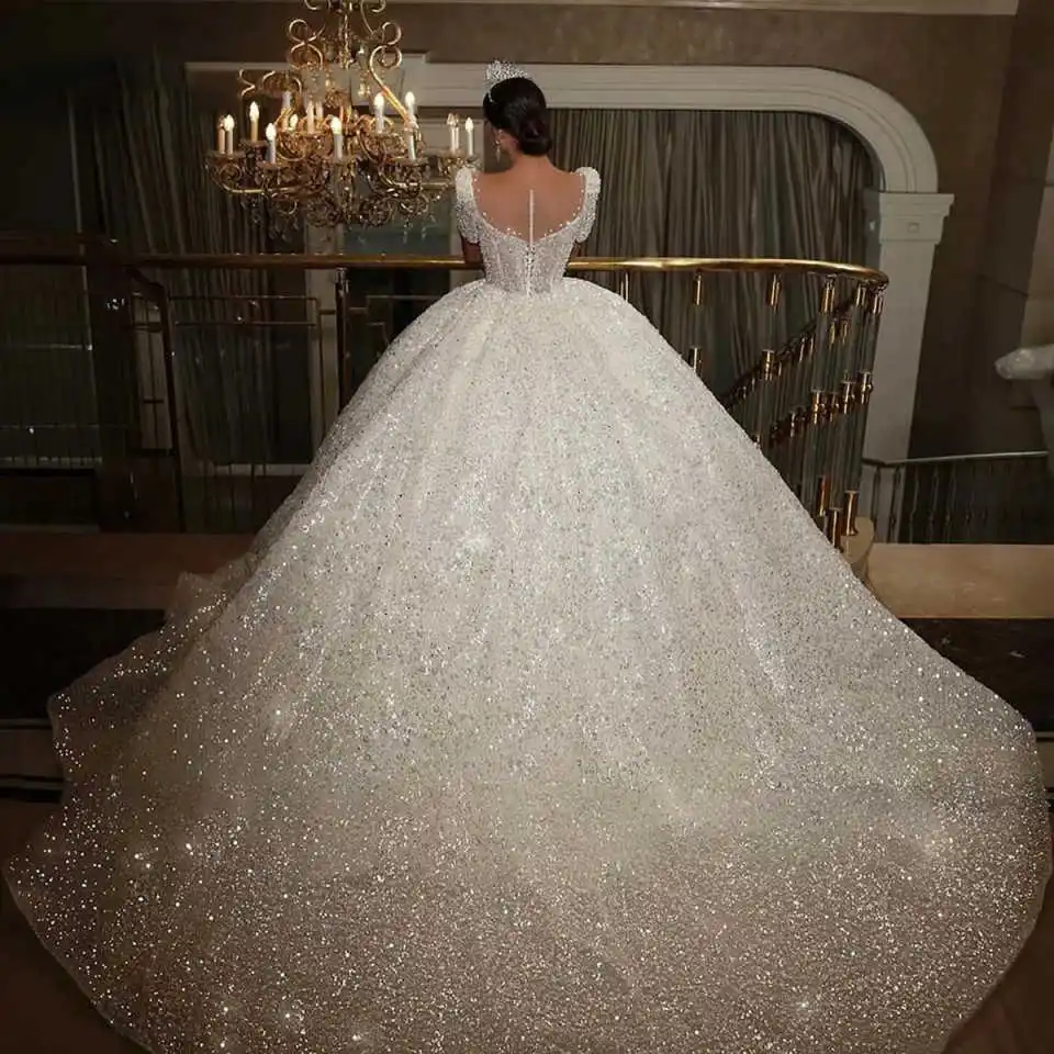 Sparkly Ball Gown ชุดแต่งงาน SHEER คอแขนสั้นชุดเจ้าสาวลูกไม้กวาดรถไฟที่กําหนดเองชุด