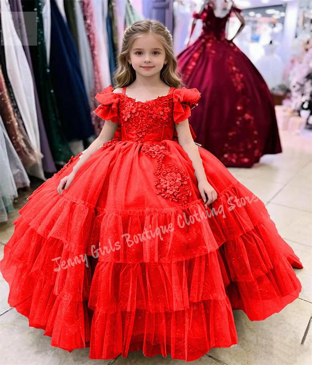 Elegantes, prinzessinrotes, schulterfreies, bauschiges Blumenmädchenkleid mit dünnen Trägern und applizierter Schleifenstickerei, Erstkommunionkleid