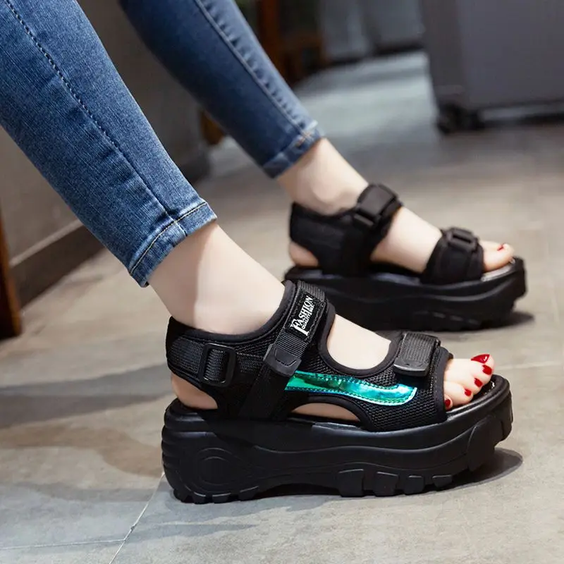 Yaz yeni çok yönlü gevşek kek kalın taban kadın ayakkabısı yumuşak taban rahat ayakkabılar spor sandalet