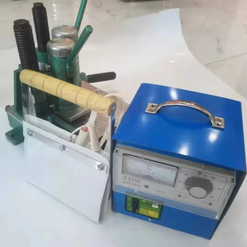 Manual corner cleaning tool for cleaning PVC plastic door and window welding