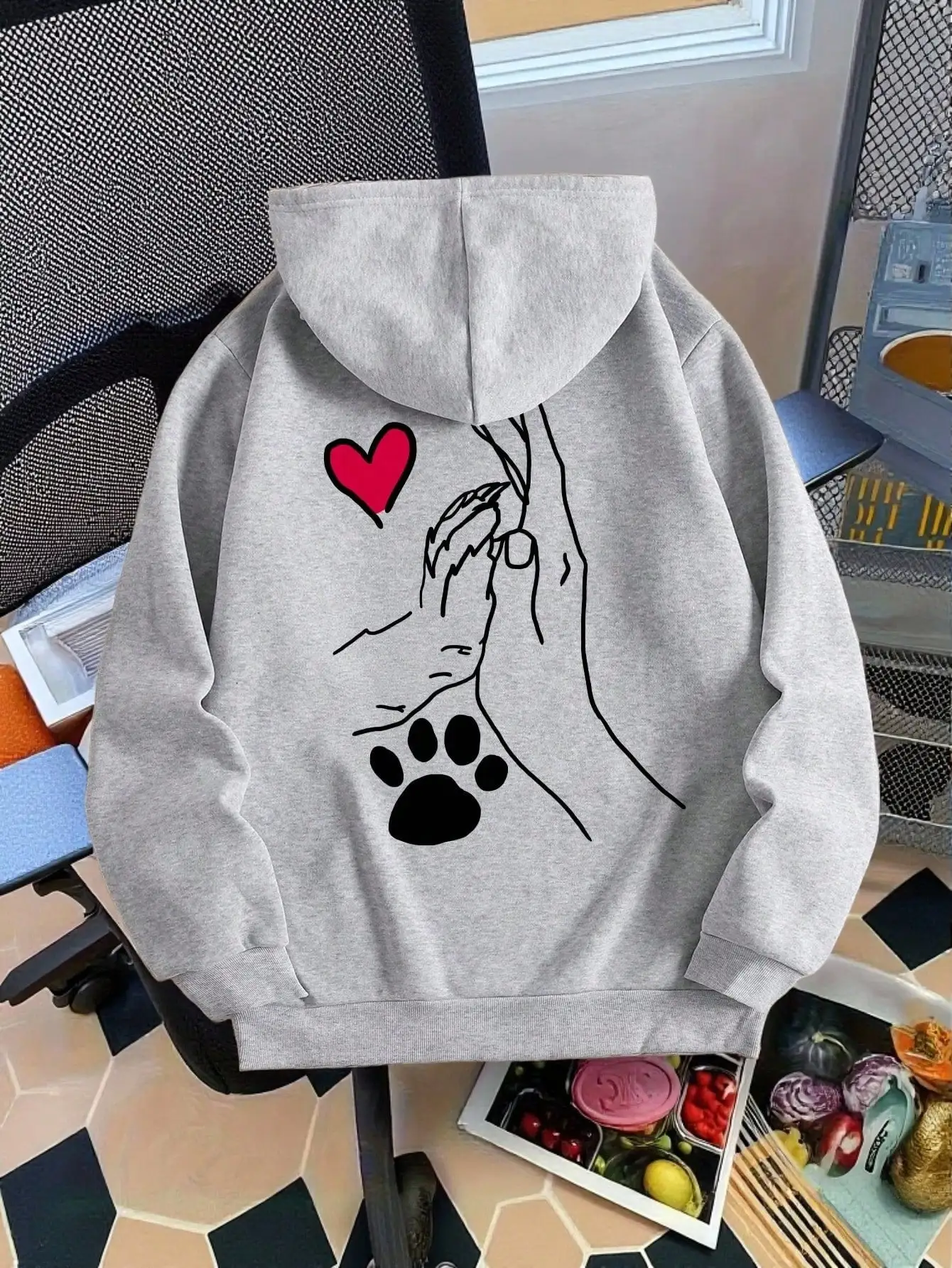 

Серый оверсайз худи с принтом в виде лапок и сердец для женщин