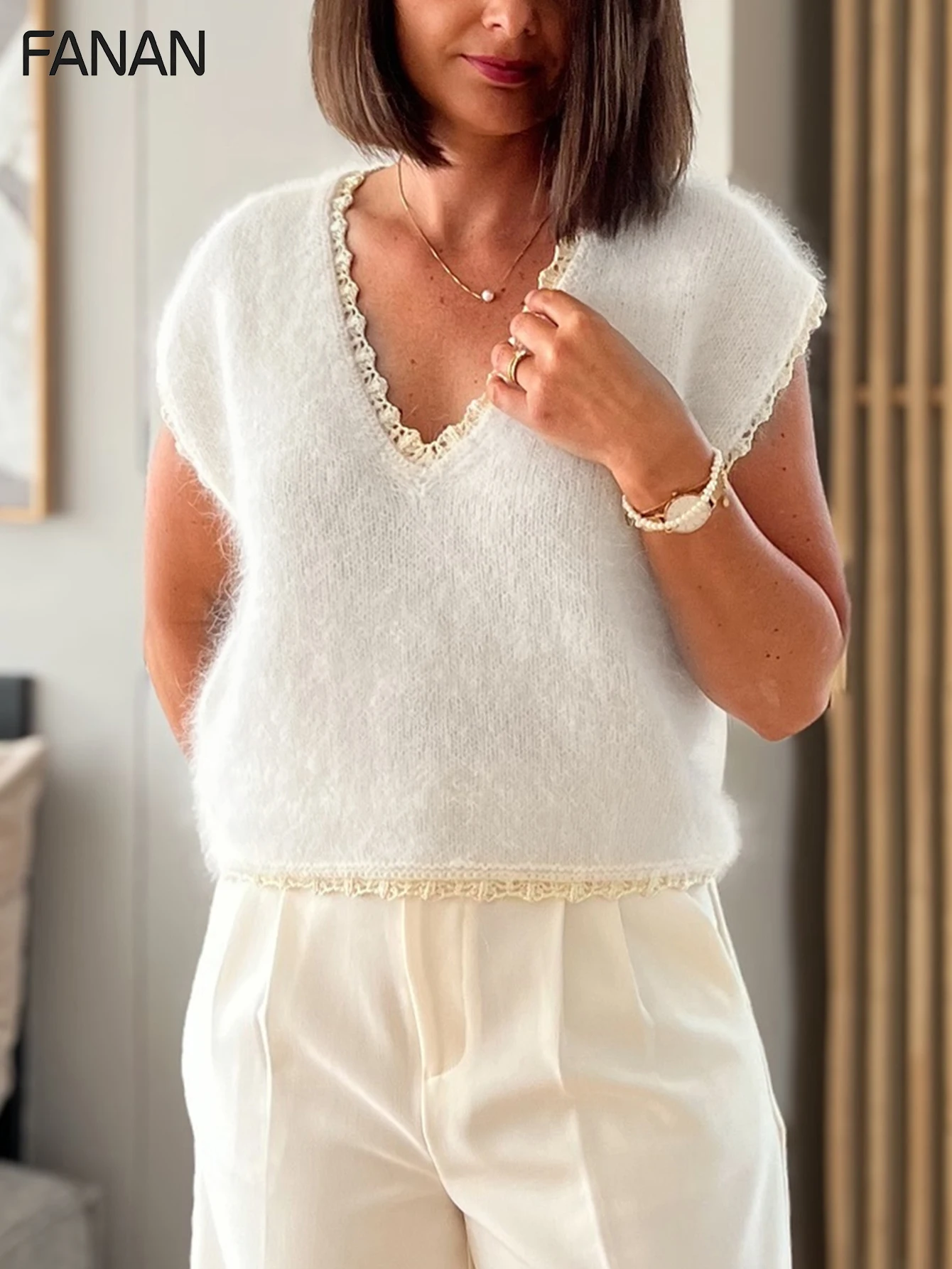 

New Autumn, Spring, and Summer Niche Knit Cardigans for Women with a Lazy Style Design, White Fitted V-Neck Pullover, Casual and Elegant Autumn/Winter Outerwear, Basic Versatile Style for Urban Commuting, Stylish and Fashionable Casual Resort Wear, Design