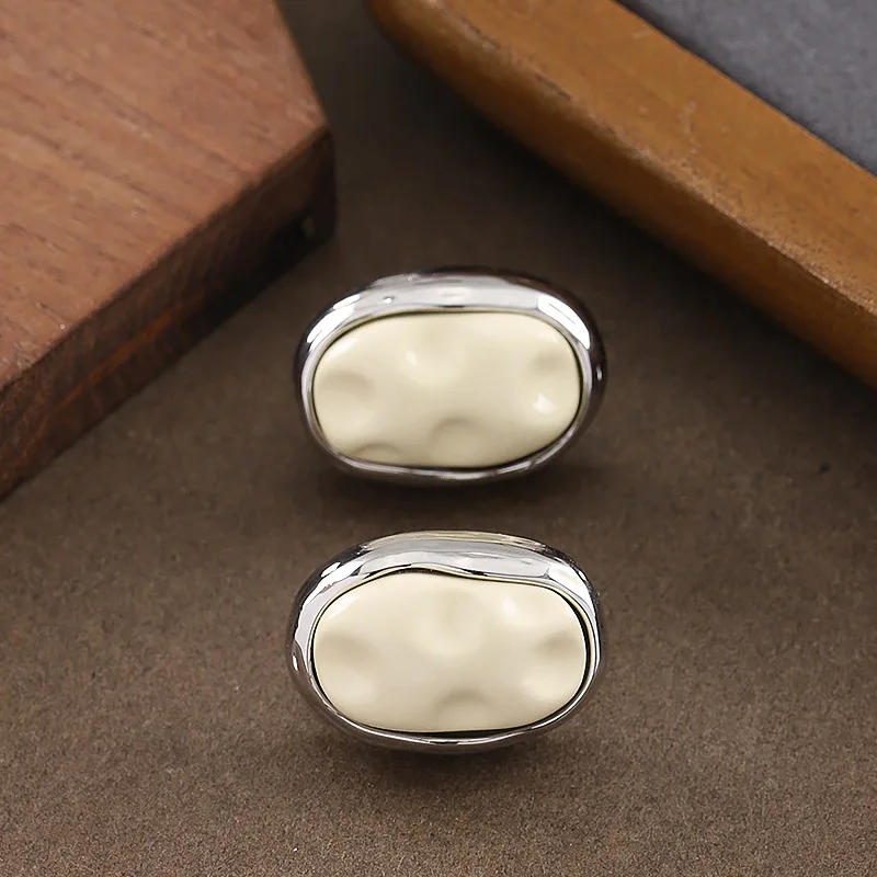 Fashionable, exquisite, simple, irregular pleated resin stud earrings, niche personality, high-end commuting earrings