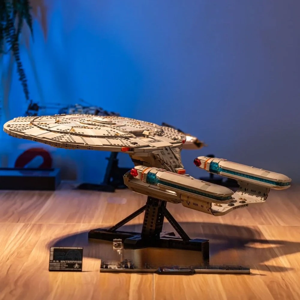 Blocs de construction de vaisseaux spatiaux Star Trek USS Enterprise NCC-1701-D, 3600 pièces, avec 9 figurines, briques à assembler, jouet cadeau pour adultes et garçons fans