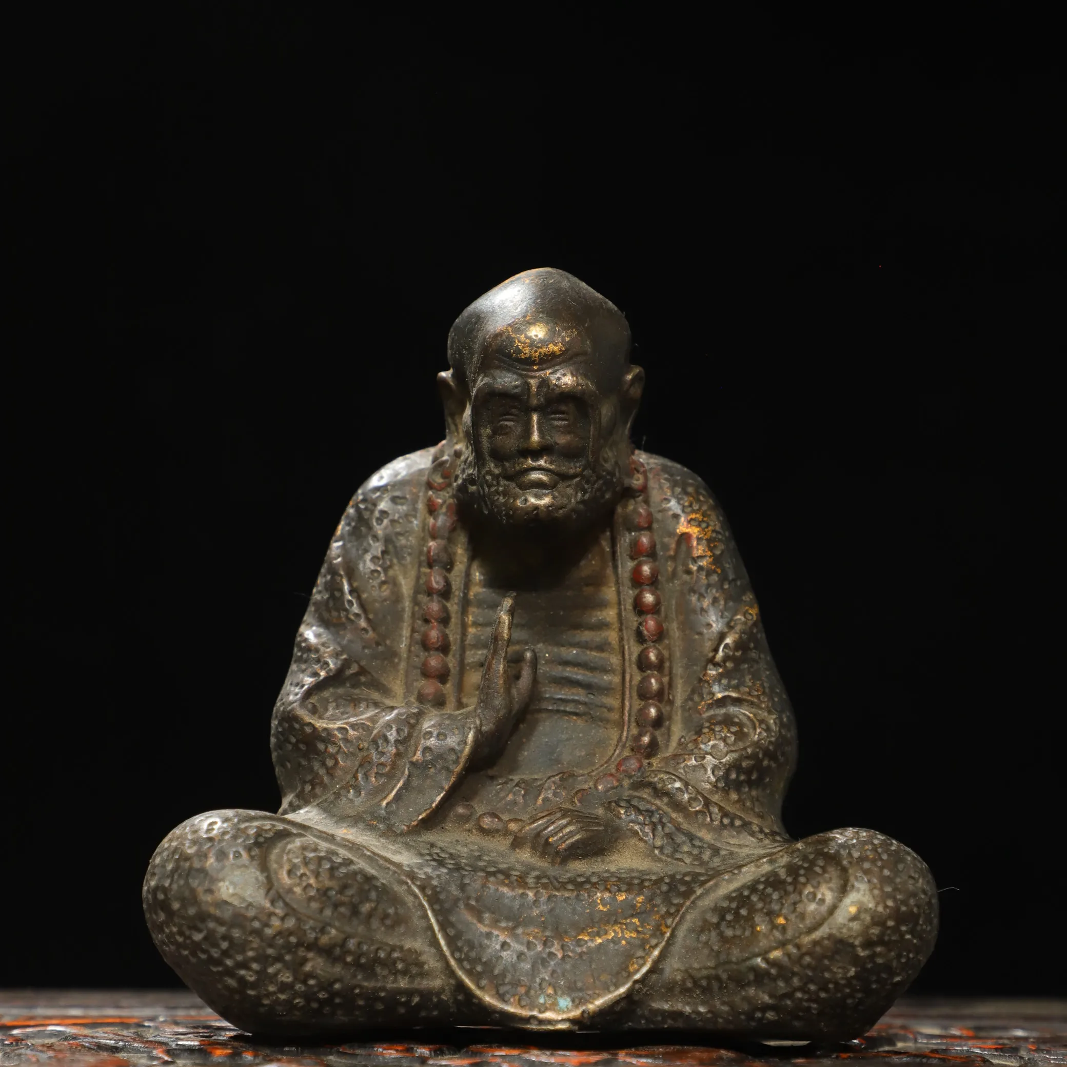 la-casa-cinese-e-dedicata-agli-ornamenti-di-buddha-religiosi-in-bronzo-e-oro-[bodhidharma]