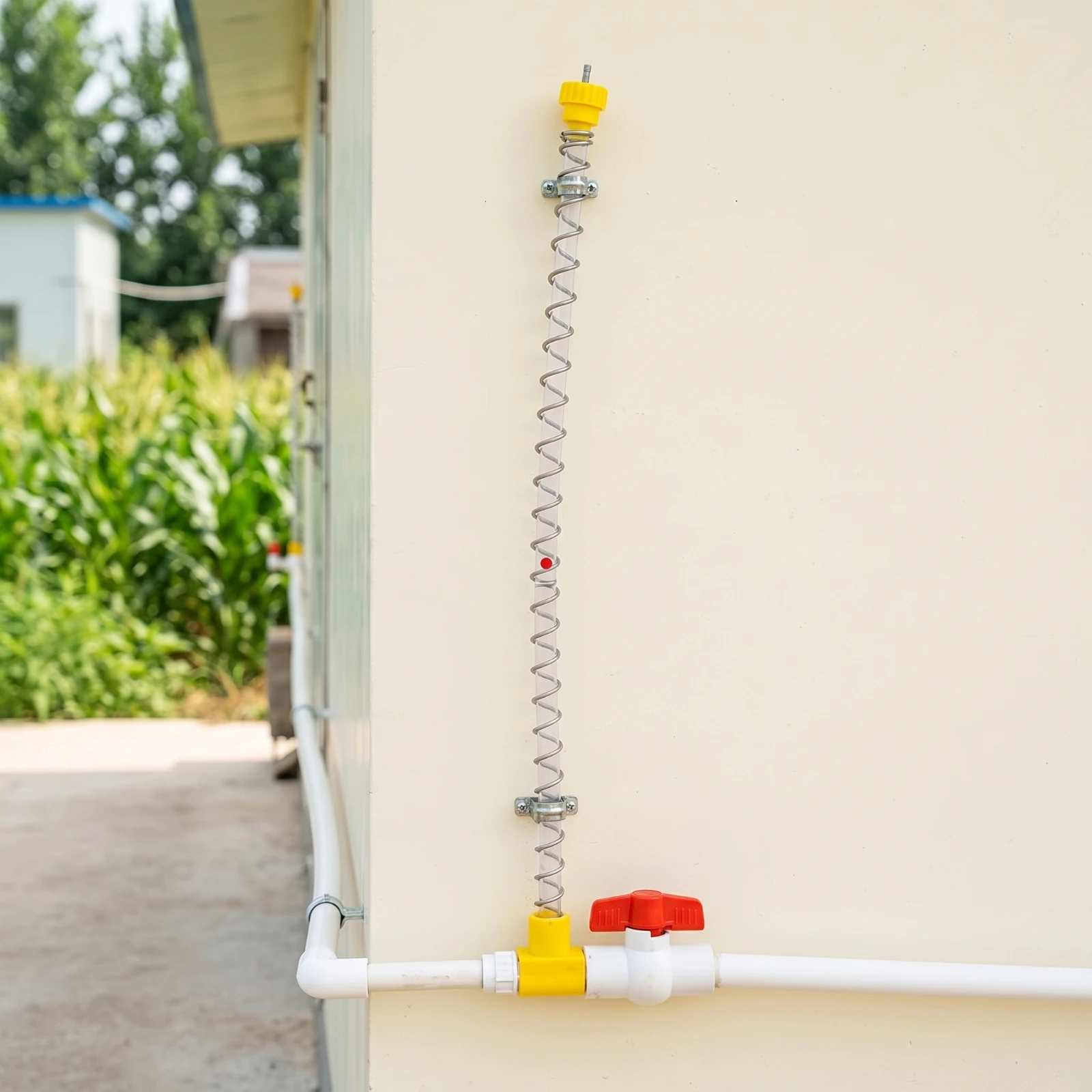 Chicken Water Line Pressure Regulator Easy-to-Read Poultry Waterer Pressure Regulator Valve Clear Compact