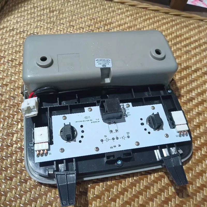 Front Interior Reading Light Assembly with Switch for DFSK Dongfeng GLORY 580，560 view 3
