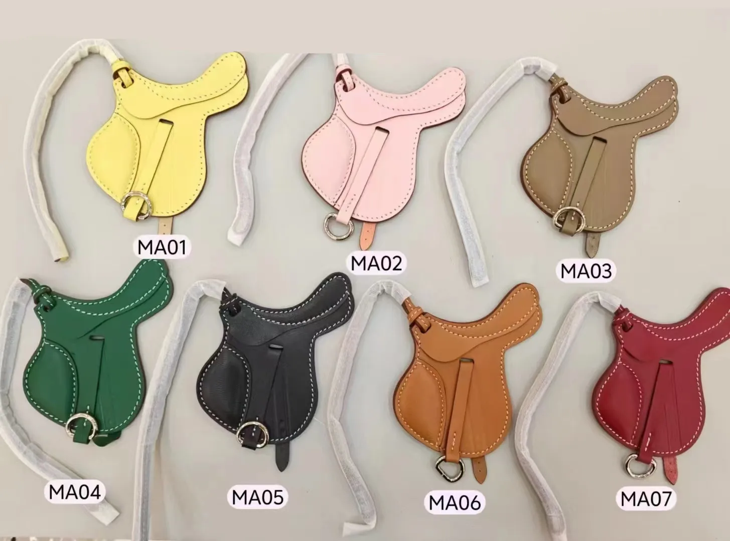 أزياء الجلد الحقيقي السرج حقيبة سحر شنقا الديكور حلية لسيدة حقيبة يد على ظهره سيارة 6 ألوان