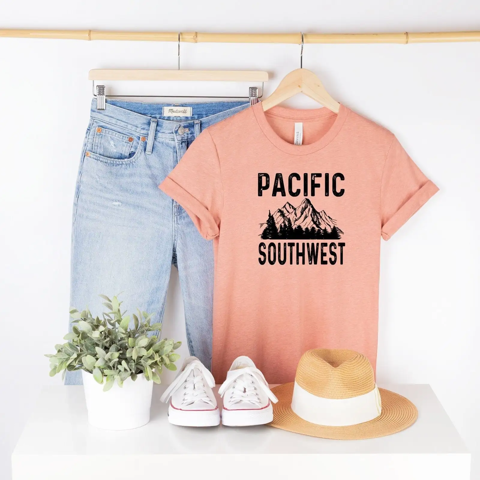 Camiseta de aventura, tema del bosque del Noroeste del Pacífico, equipo de acampada, silueta de montaña, senderismo al aire libre