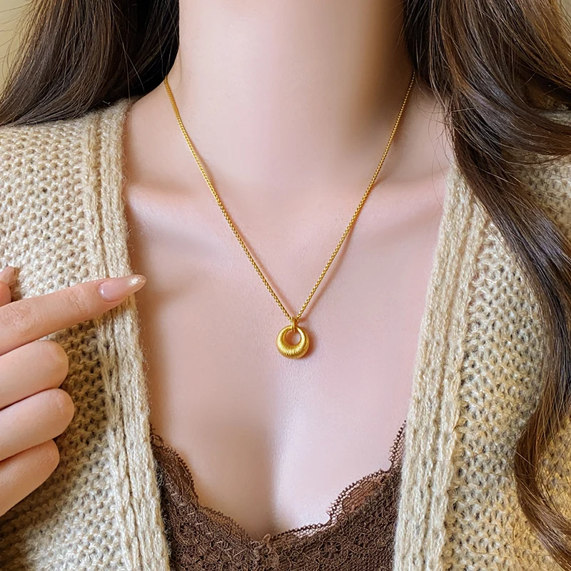 Retro Sandgoldfarbene Matte Runde Anhänger-Halskette für Damen und Herren Sommer 2026 Trendiger Schmuck Schlüsselbeinkette Accessoire – Detail 9