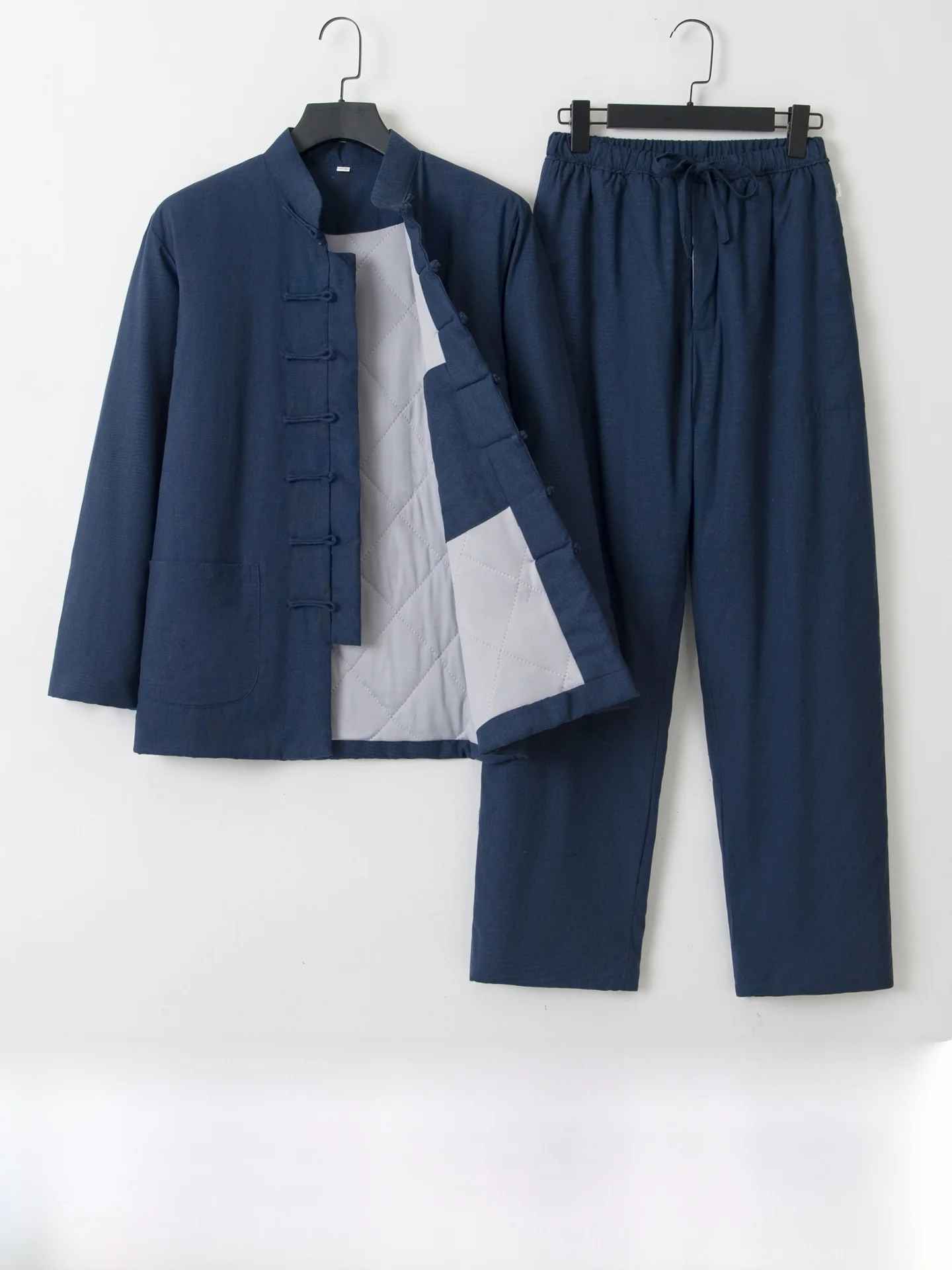 ensemble-de-vetements-d’hiver-pour-hommes-comprenant-une-veste-et-un-pantalon-en-coton-leger-matelasse-de-style-chinois-traditionnel-avec-boutons-faits-a-la-main-ideal-pour-un-usage-decontracte