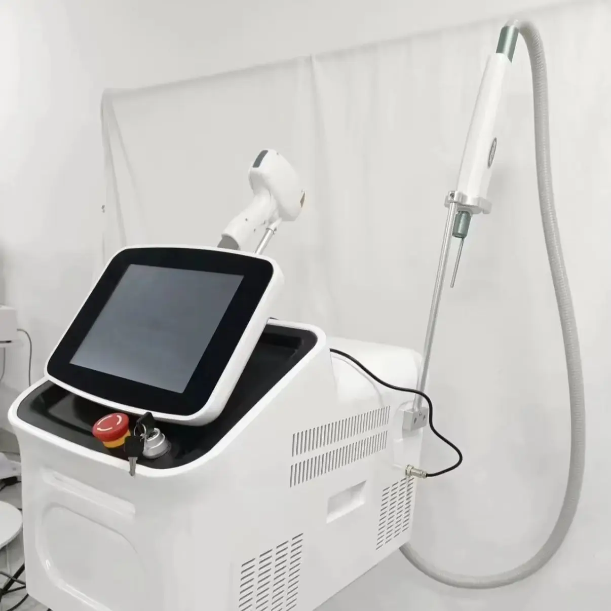 Platinum Beauty Equipment for Beauty Salons Professional Diode 808nm 755nm 1064nm, 3-wavelength Hair Removal Machine Ice