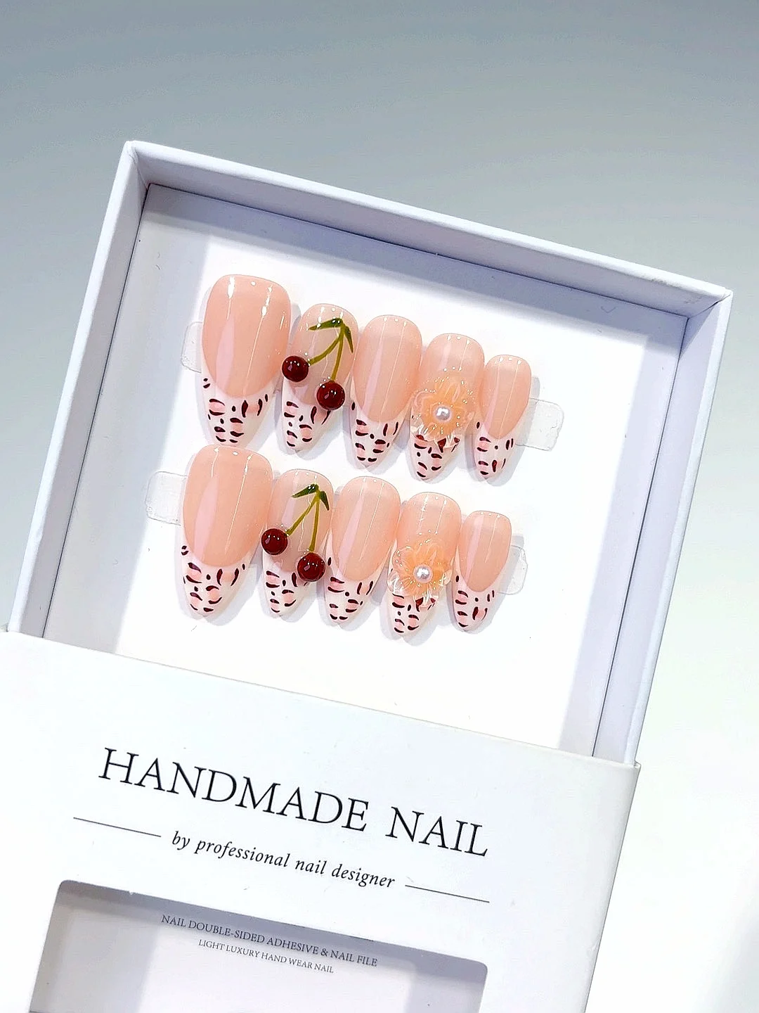 

Розовые накладные ногти с вишневым и цветочным декором, длинные накладные ногти в виде гроба с жемчужными акцентами для женщин (D500)