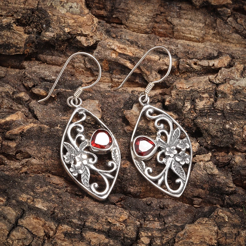 Retro Fashion Heart-Shaped Zircon Flower Earrings for Women Hypoallergenic Trendy Hollow Jewelry Accessories