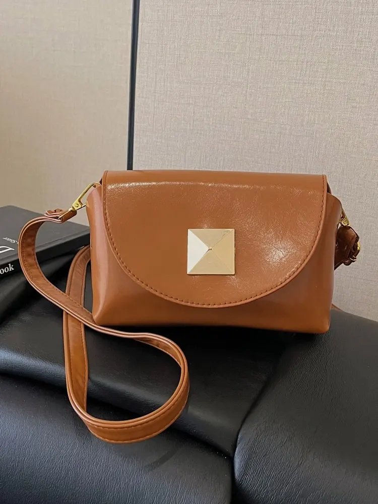 

Luxury High-End Shopper Bag For Women Commuter With Large Capacity Minimalist And Elegant Leather Design
