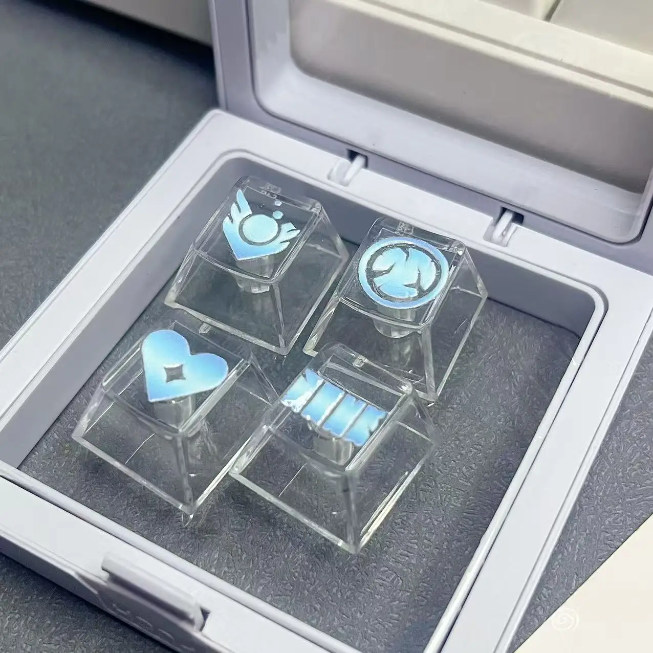 

4 шт. оригинальные направленные клавиши в форме сердца, милые полупрозрачные направленные клавиши, игровые механические колпачки для клавиш