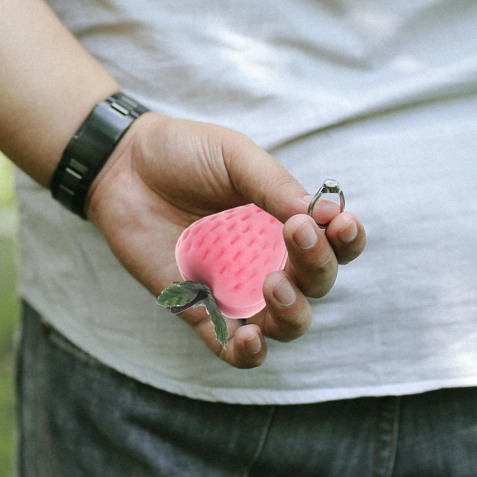 

Strawberry-Shaped Ring Box Flocking Proposal Jewelry Case Compact Wedding Engagement Organizer Portable Ring Box