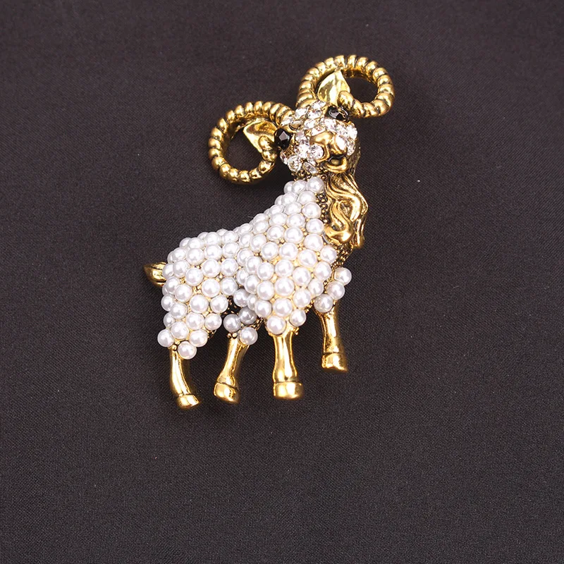 Fashion Animal Sheep Brooch Temperament Diamond Pin Alloy Alpaca Pin Versatile Clothing Accessories