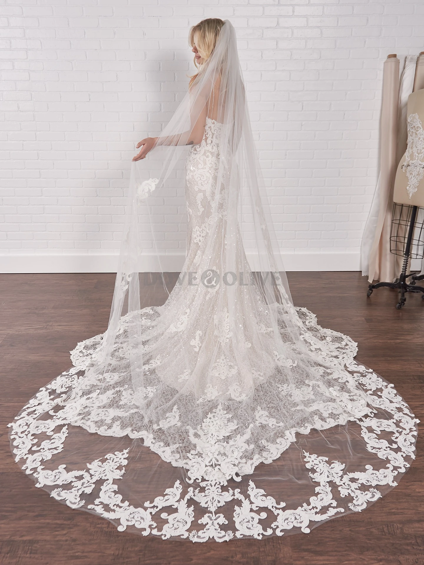 

Charming Bridal Veils Luxurious Cathedral Long Voile Mariage Lace Wedding Veil Tulle With Comb Bride Accessories