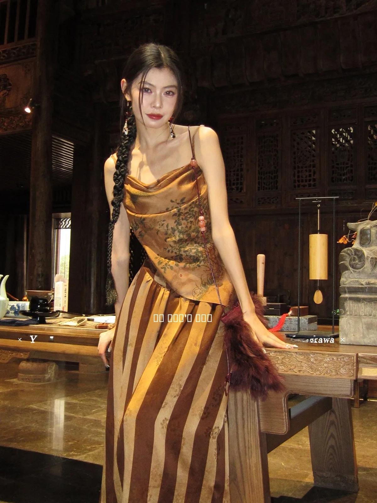 

Шелковый шифоновый жилет Yaawa Mountain Rabbit Garden Limited Edition с плиссированным воротником, цвета хурма, и богатой...