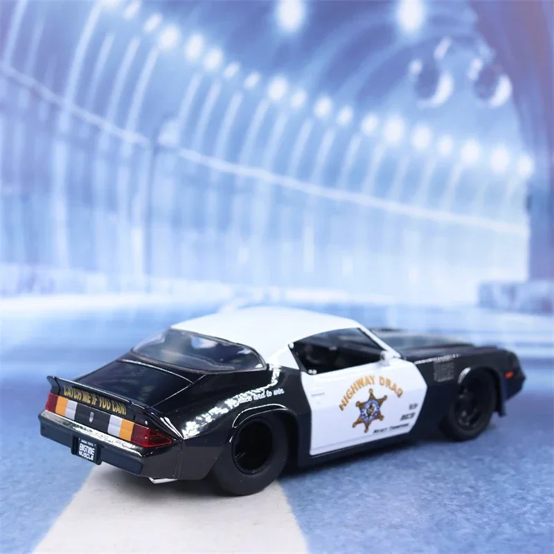 1:24 1979 Chevrolet Camaro Z28 police car High Simulation Diecast Car Metal Alloy Model Car Children\'s toys collection gift J237