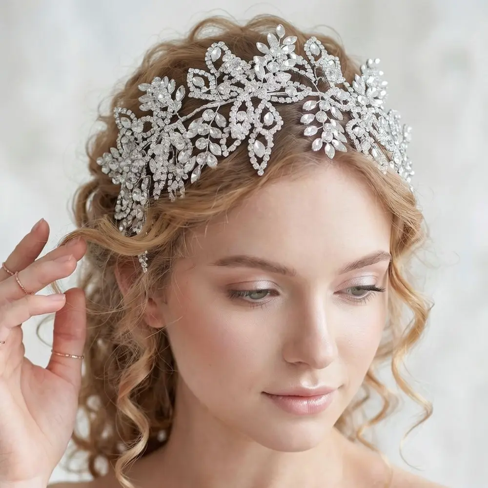 豪華なラインストーンの花飾りが施された、手作りのメタリックリーフヘアピース。ウェディングパーティーや夜の装いに最適なヘアアクセサリー。