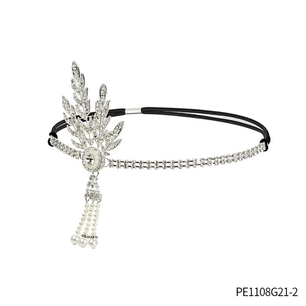 ชุดสตรีย้อนยุคยุค 1920: ที่คาดผมขนนกประดับเพชร, สร้อยคอมุก, ต่างหู, ถุงมือ, ชุดงานเลี้ยงธีมหรูหรา