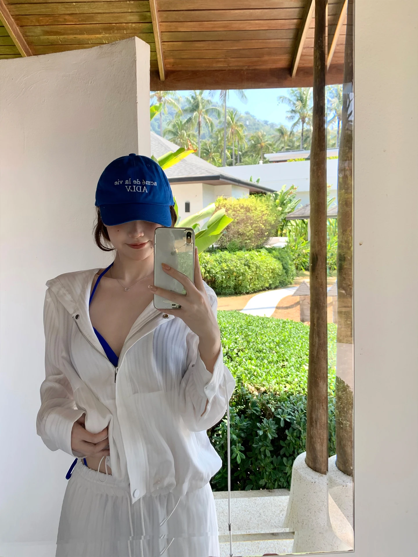 

Белый полосатый комплект: худи и шорты. Модный женский костюм с длинными рукавами на молнии и прямой брюкой. Весенне-летний наряд.