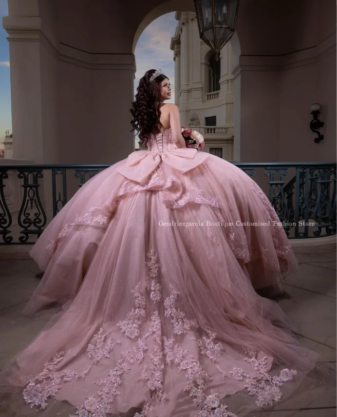 Vestido de quinceañera de lujo de princesa rosa, vestido de quinceañera con hombros descubiertos, tren de la Catedral, apliques de encaje, vestido de fiesta con lazo de hadas, 2024