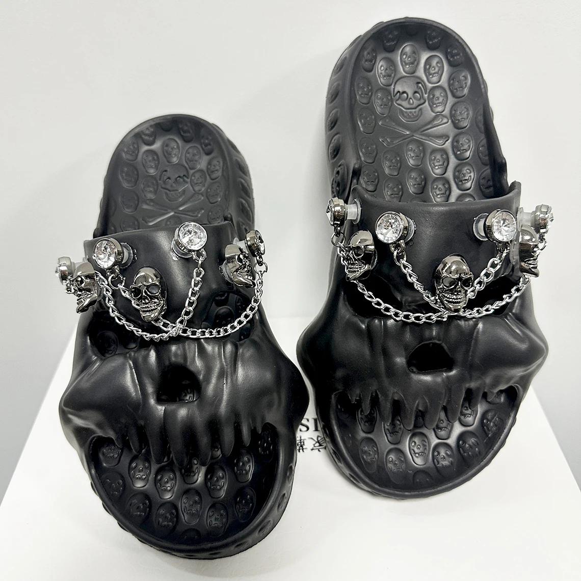 Summer Men Slippers Punk Chains Metal Skull Decorations Slides Outdoor Beach Sandals Lovers Casual Non-slip Indoor Home Shoes 47