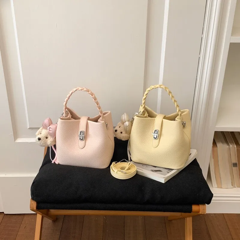 borsa-a-secchiello-da-donna-alla-moda-per-pendolari-con-motivo-litchi-a-tracolla-singola-design-semplice-nuovo-stile-2026