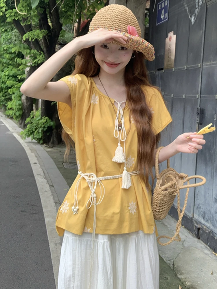 

Летний комплект 2026: Новинка! Желтая вышитая юбка А-силуэта с завышенной талией и белая блузка. Модный женский костюм.