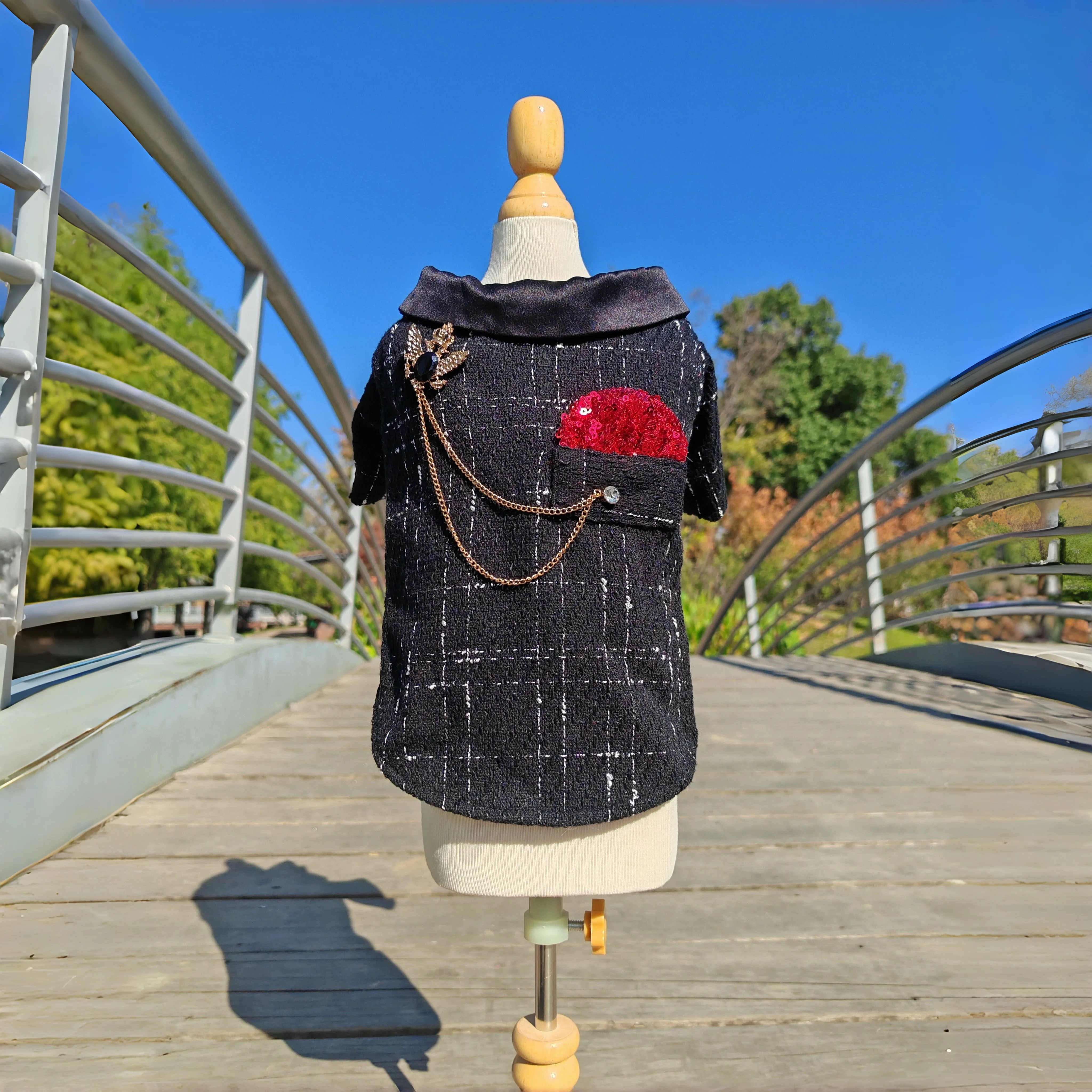 

Одежда для собак ручной работы: стильный костюм-двойка в британском стиле, черная клетчатая куртка и юбка, индивидуальный пошив